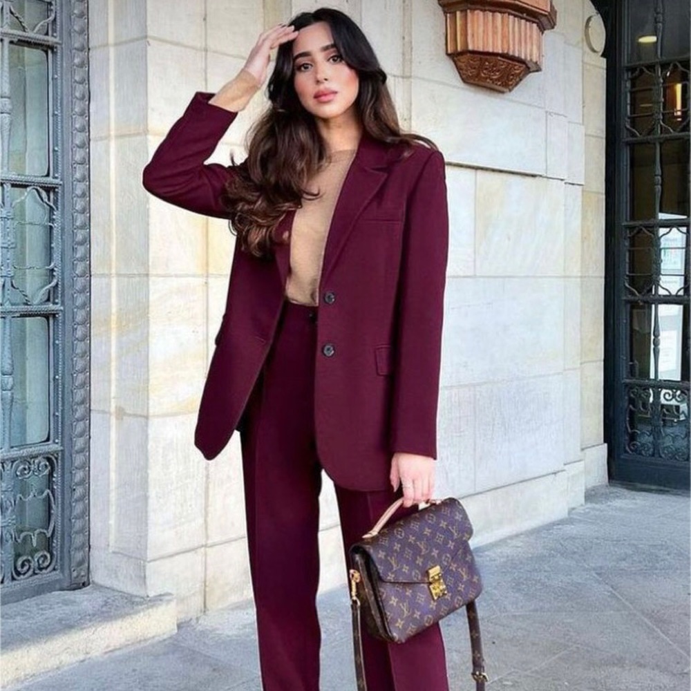 Oversized (but not bulky) Wine colored blazer 🍷